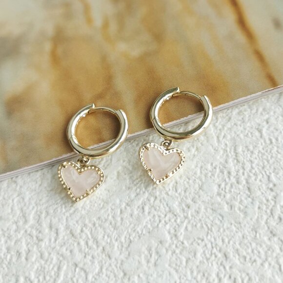 Kendra Scott Ari Heart Rose Quartz Huggie Earrings in Gold - Picture 3 of 3